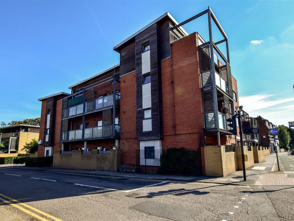 1 bed flat for sale in Uxbridge Road, Hayes UB4, £250,000 Zoopla
