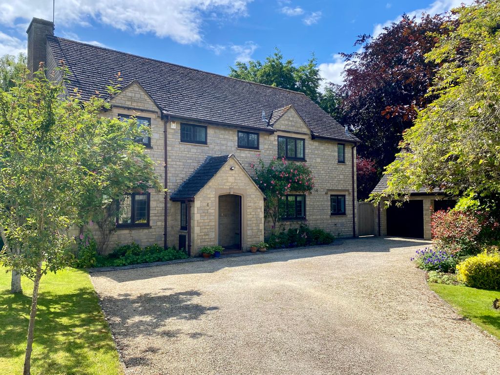 4 bed detached house for sale in Orchard Close, Lechlade GL7, £970,000