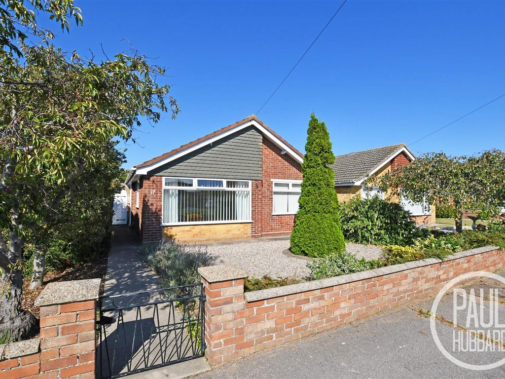 2 bed detached bungalow for sale in Hilltop Green, Lowestoft NR32, £