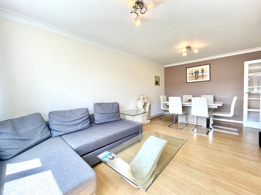 3 bed flat to rent in Laburnum Lodge, 45 Hendon Lane, London N3, £2,200