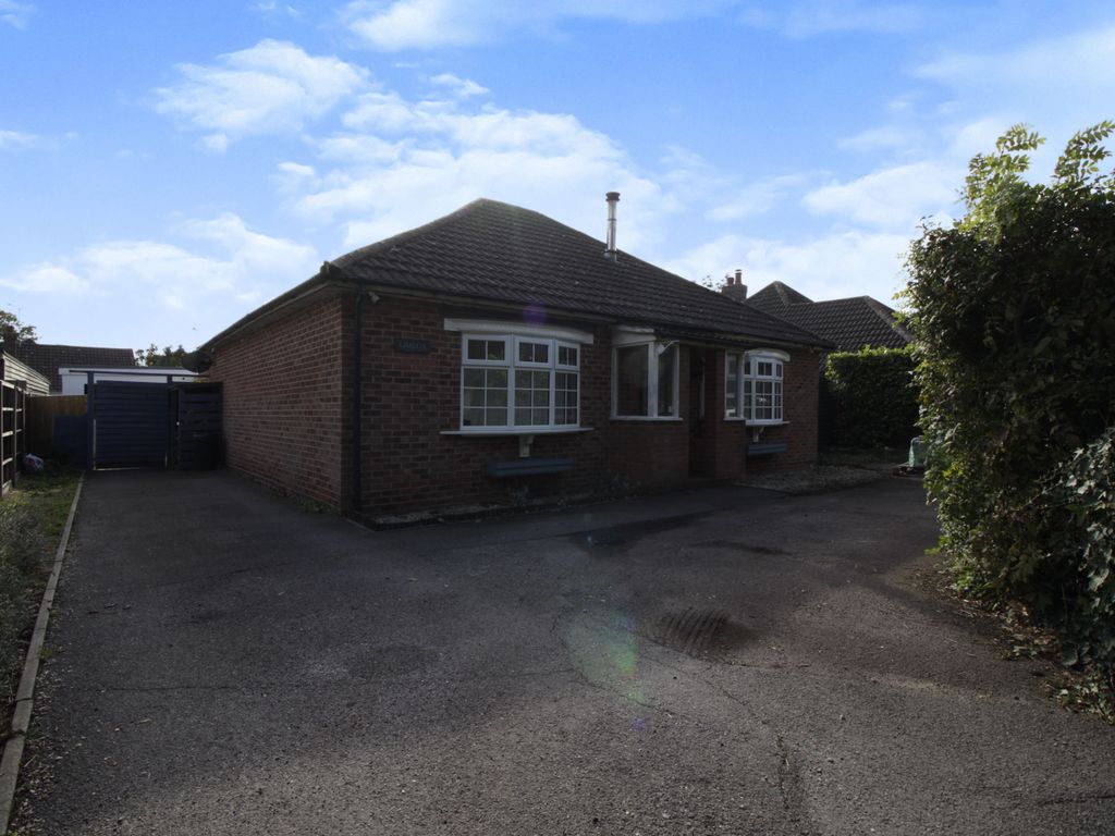 2 bed detached bungalow for sale in Blackfield Road, Fawley