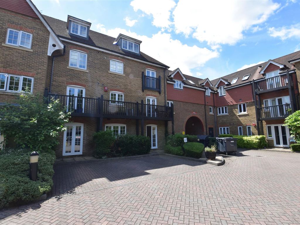 2 bed flat to rent in Copthorne Common Road, Copthorne, Crawley RH10