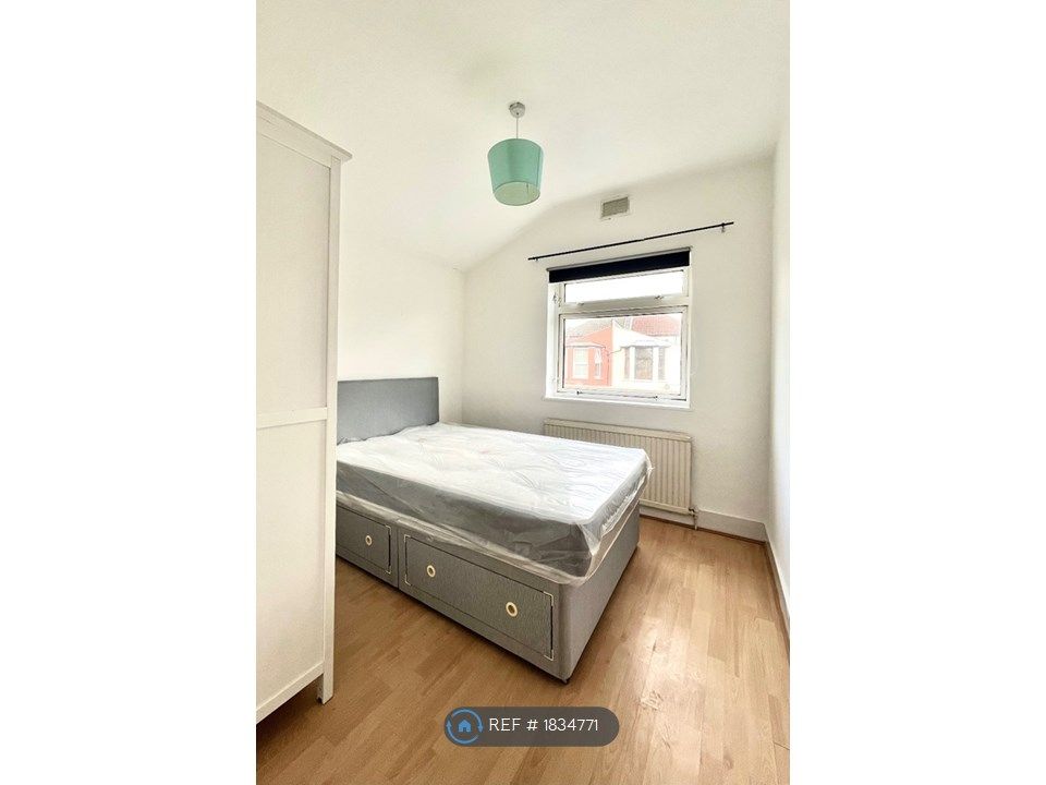 Room to rent in Benson Avenue, London E6, £850 pcm Zoopla