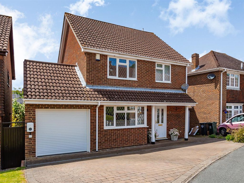 4 bed detached house for sale in The Old Yews, New Barn, Longfield DA3, £625,000 Zoopla