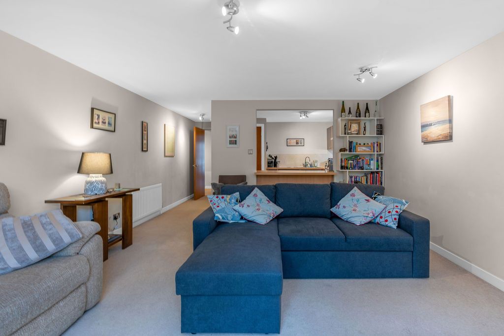 3 bed flat to rent in Valleyfield Street, Tollcross, Edinburgh EH3, £1,850 pcm Zoopla