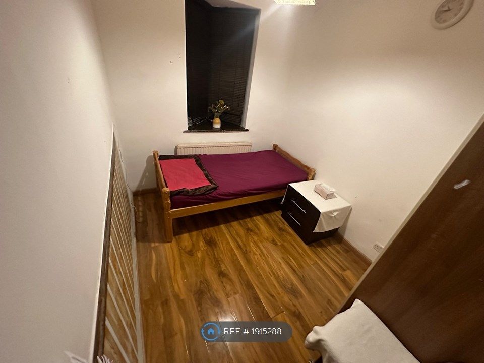 Room to rent in Fairfield Crescent, Edgware HA8, £700 pcm Zoopla