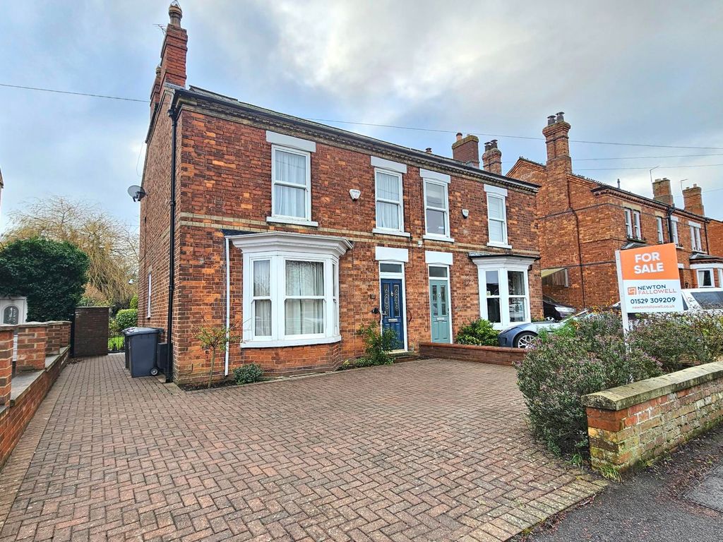 4 bed semidetached house for sale in Grantham Road, Sleaford NG34, £