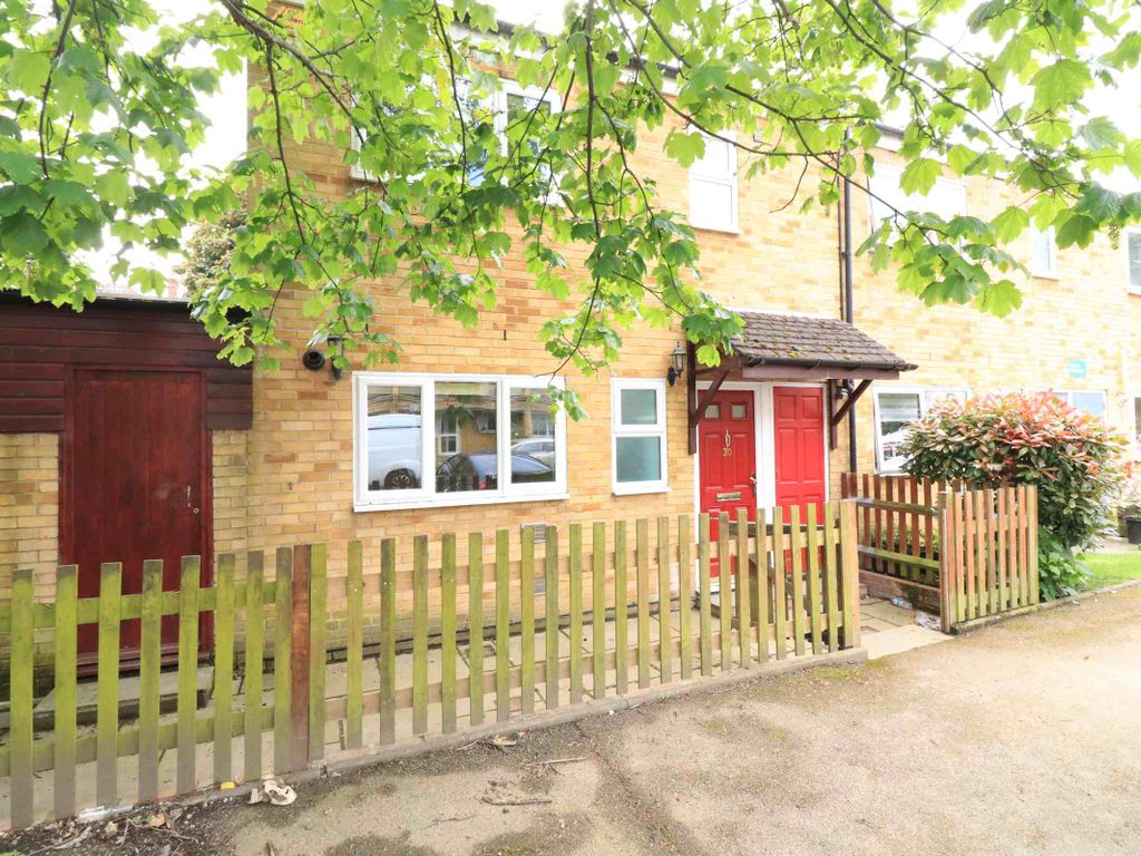 3 bed terraced house to rent in Bredhurst Close, London SE20, £2,250