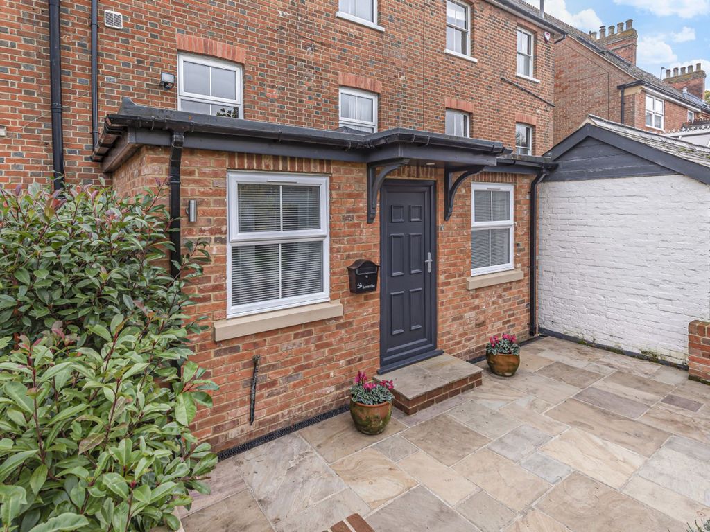 2 bed for sale in Fairview Road, Wokingham RG40, £300,000