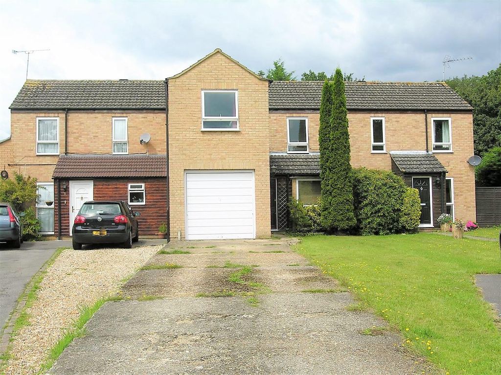3 bed terraced house to rent in Ovington Court, Knaphill, Woking GU21