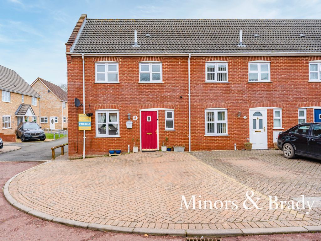 3 bed end terrace house for sale in Bluebell Close, Watton, Thetford