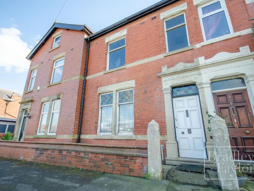 5 bed terraced house for sale in Shaftesbury Avenue, New Longton