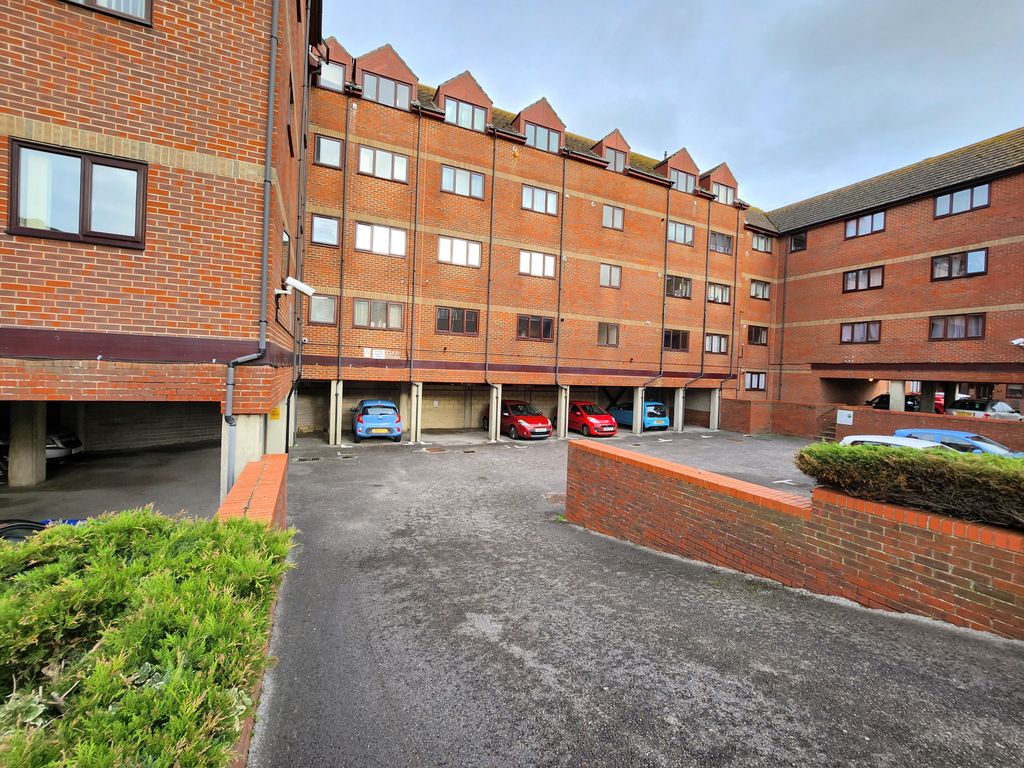 2 bed flat to rent in Mumby Road, Gosport PO12, £950 pcm Zoopla