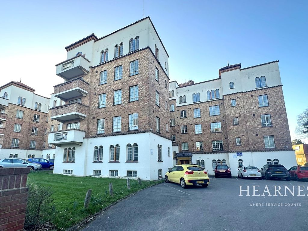 2 bed flat for sale in Sea Road, Bournemouth BH5, £230,000