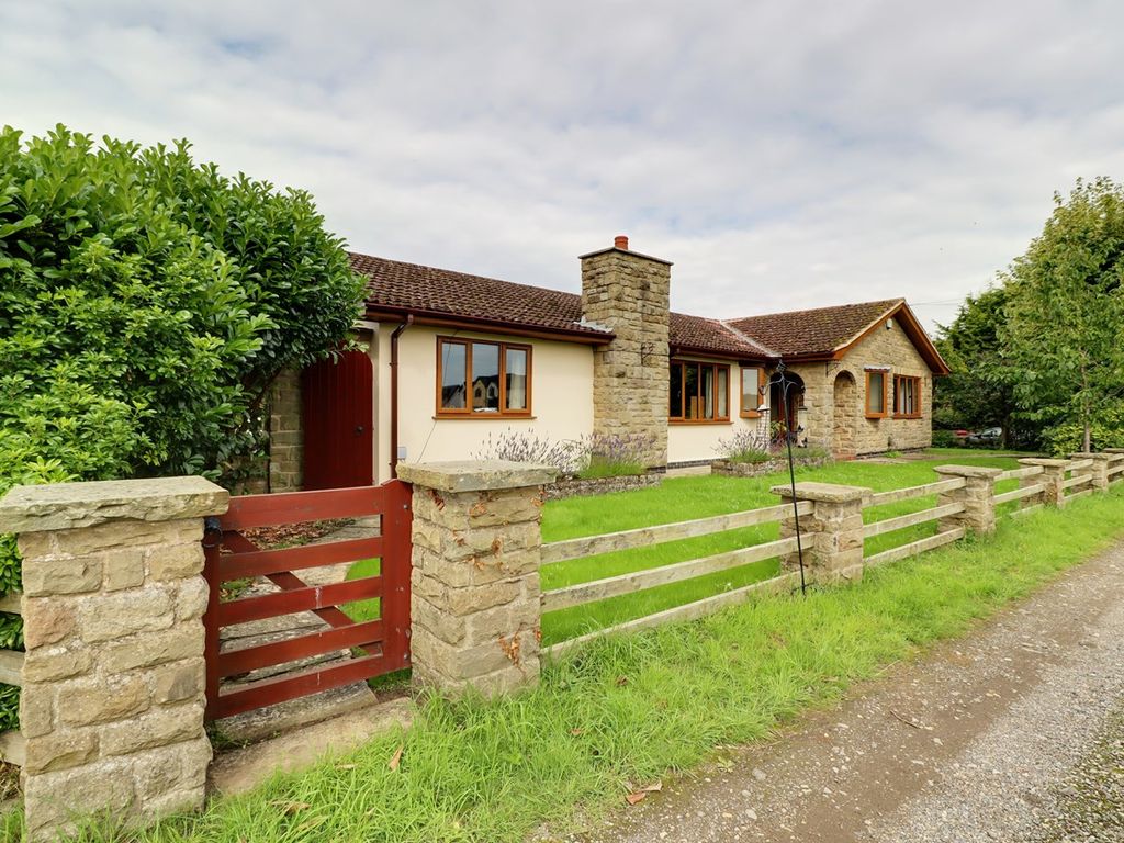 3 bed detached bungalow for sale in Belshaw Lane, Belton DN9, £495,000