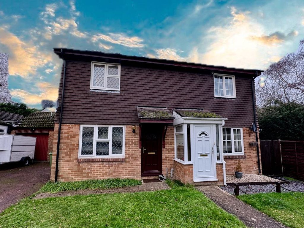 3 bed semidetached house to rent in Ash Tree Close, Farnborough GU14
