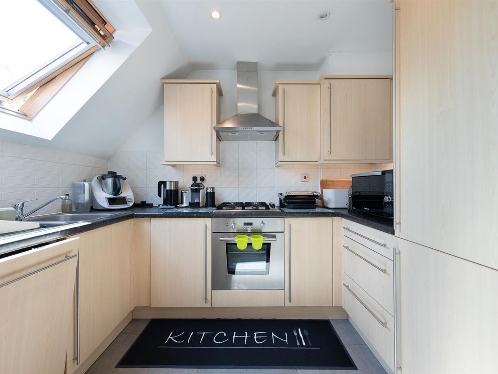 2 bed flat to rent in Wey Road, Weybridge KT13, £1,600 pcm Zoopla