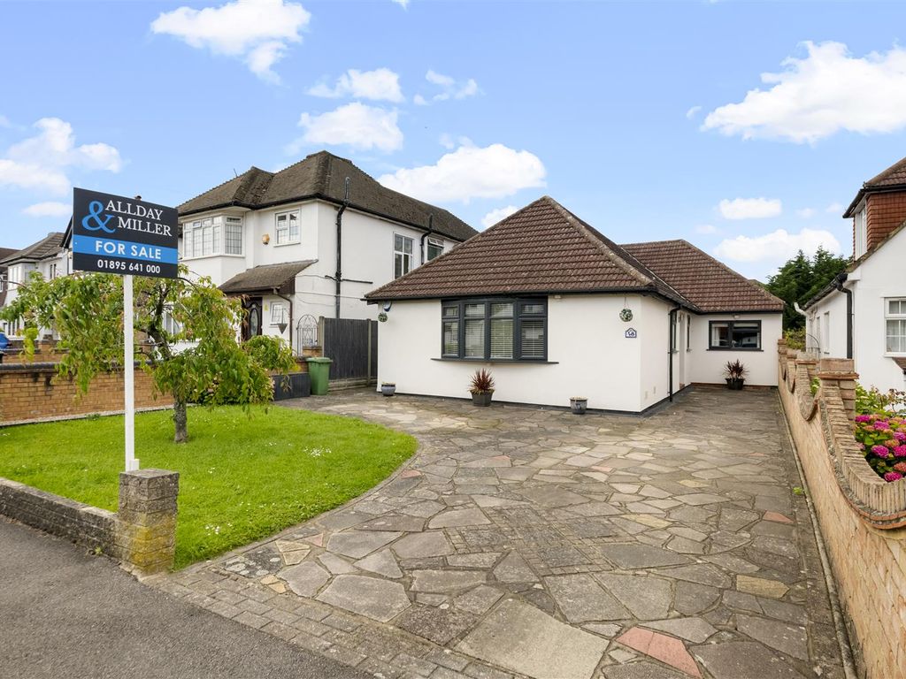 3 bed detached bungalow for sale in Tudor Way, Uxbridge UB10, £775,000