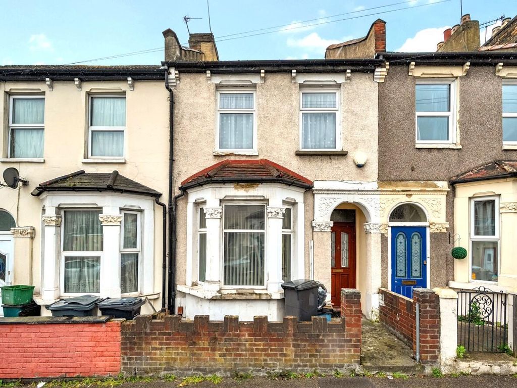 3 bed terraced house for sale in Thirsk Road, London SE25, £425,000