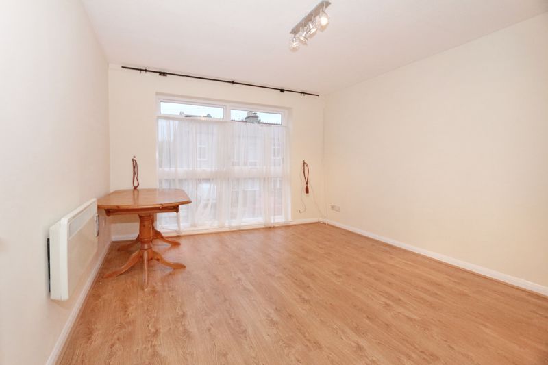 3 bed flat to rent in Bawtry Road, London N20, £1,800 pcm Zoopla