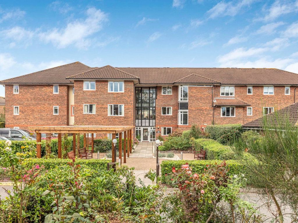 2 bed flat to rent in Clover Court, Church Road, Haywards Heath, West