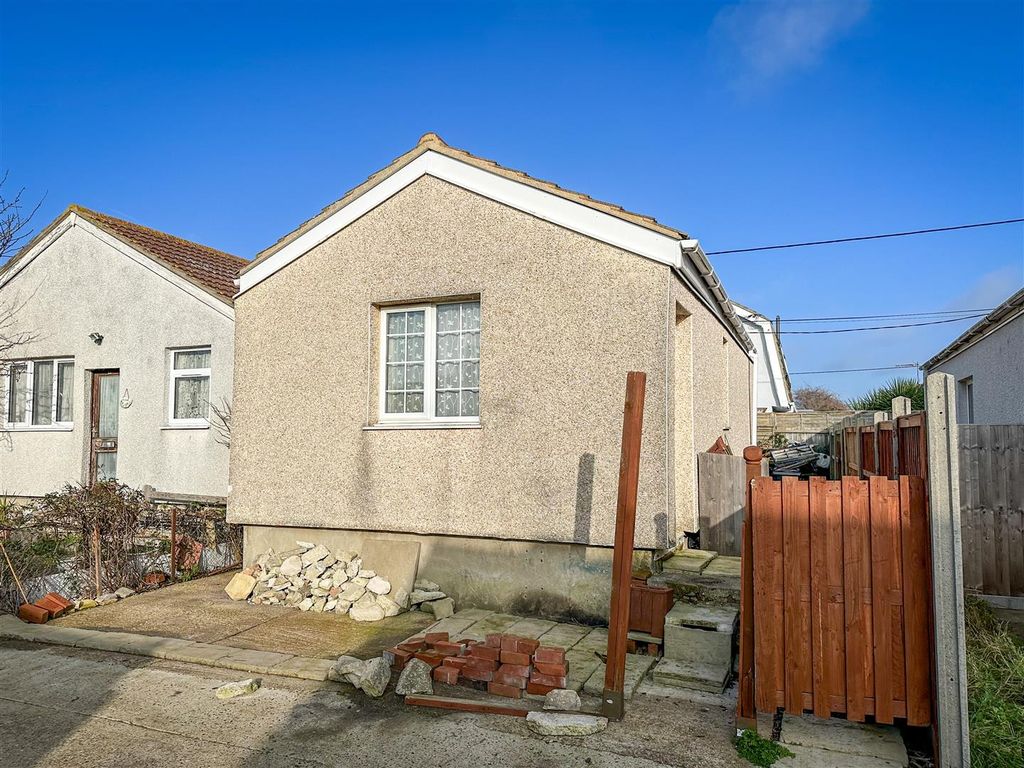 3 bed detached bungalow for sale in Lincoln Avenue, Grasslands, Jaywick