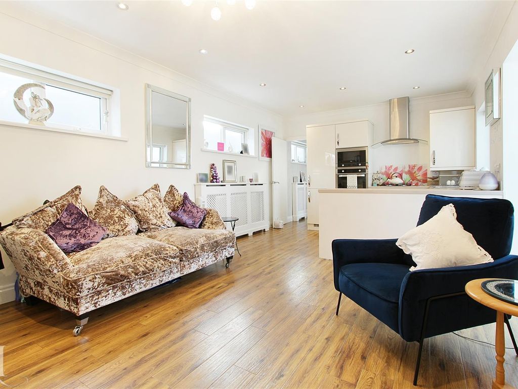 1 bed detached bungalow for sale in King Arthur Court, Cheshunt, Waltham Cross EN8 Zoopla