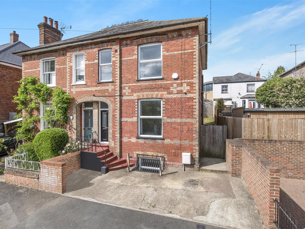 Room to rent in Stuart Road, High HP13, £700 pcm Zoopla