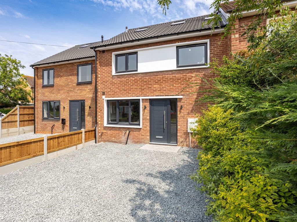 4 bed terraced house for sale in Rayfield, Epping CM16 Zoopla