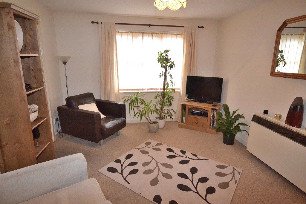 2 bed flat to rent in Stapleford Close, Chelmsford, Essex CM2, £1,250