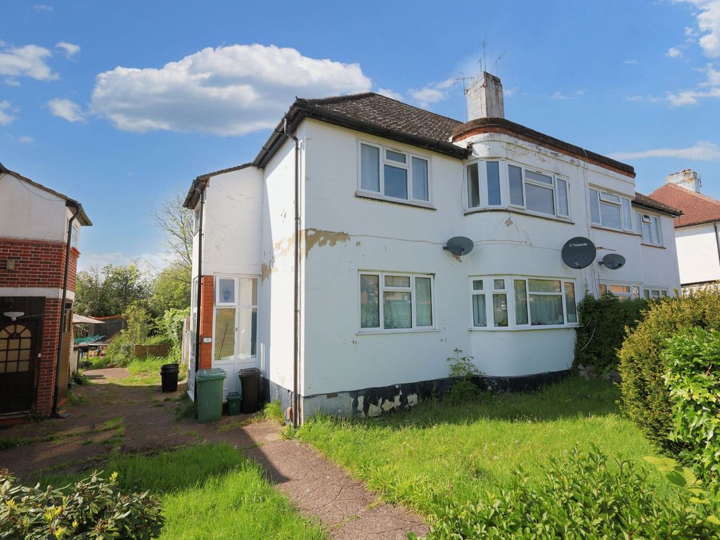 2 bed flat for sale in Alandale Drive, Pinner HA5, £195,000 Zoopla
