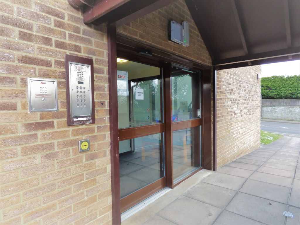 2 bed flat for sale in London Road, Amesbury SP4, £109,500 Zoopla