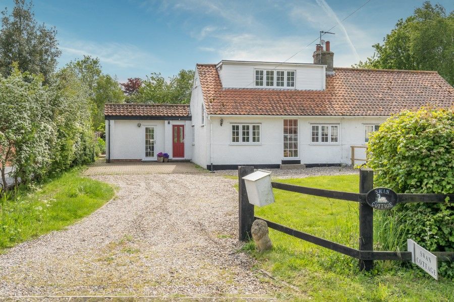 4 bed semidetached house for sale in Low Road, Norton Subcourse