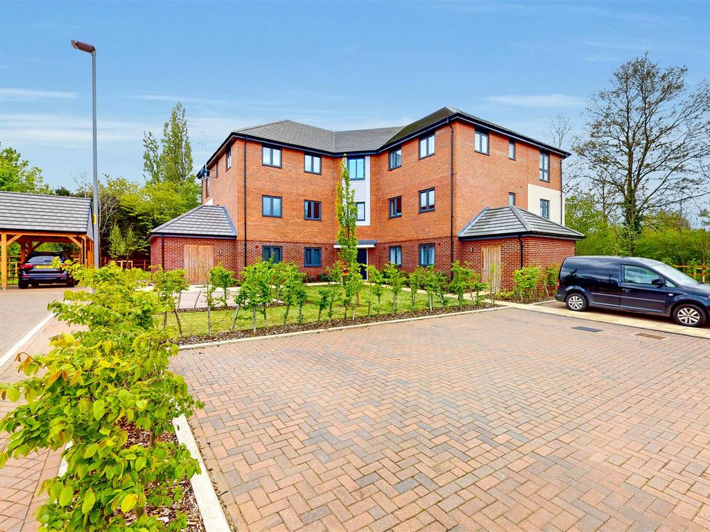 2 bed flat for sale in Spinnaker Croft, Wavendon Gate, Milton Keynes