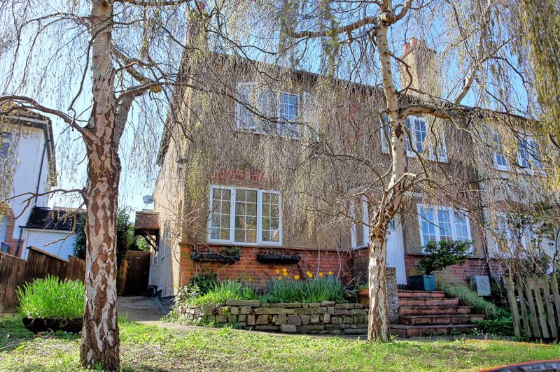 3 bed terraced house for sale in Deanway, Chalfont St. Giles HP8 Zoopla