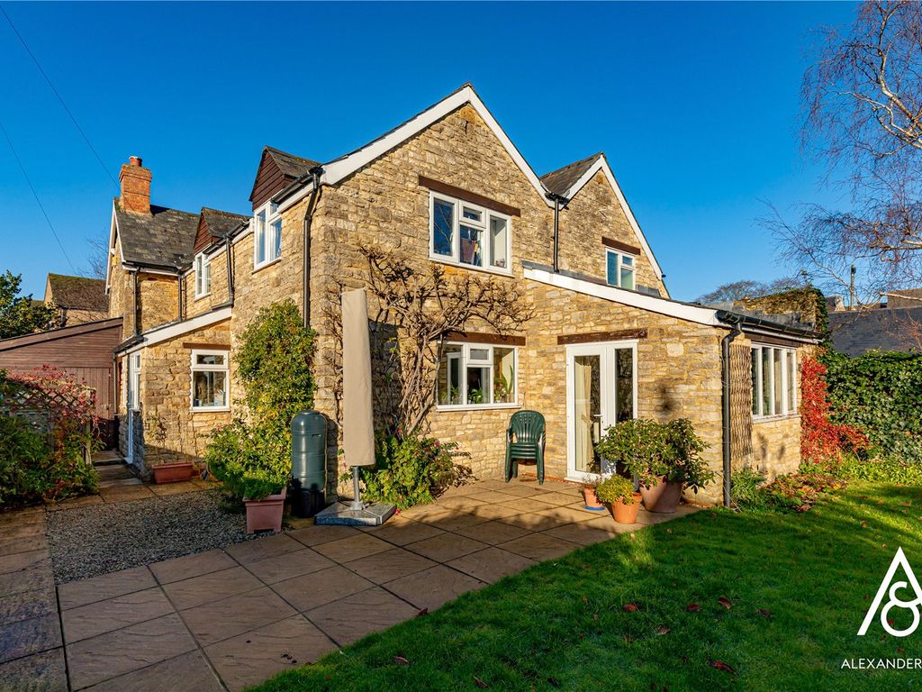 4 bed detached house for sale in Hill Street, Brackley NN13, £590,000