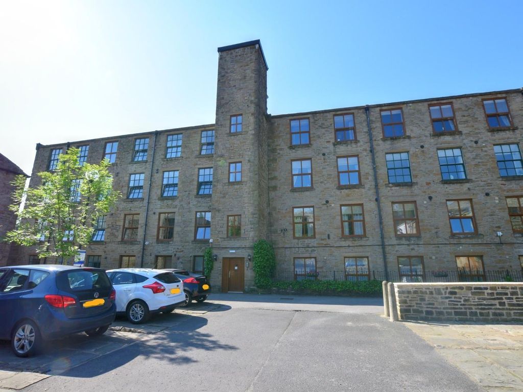 Studio to rent in Victoria Apartments, Padiham, Burnley BB12, £450 pcm
