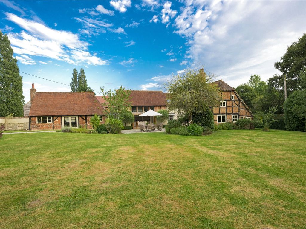 5 bed detached house to rent in Poland Lane, Odiham, Hook, Hampshire