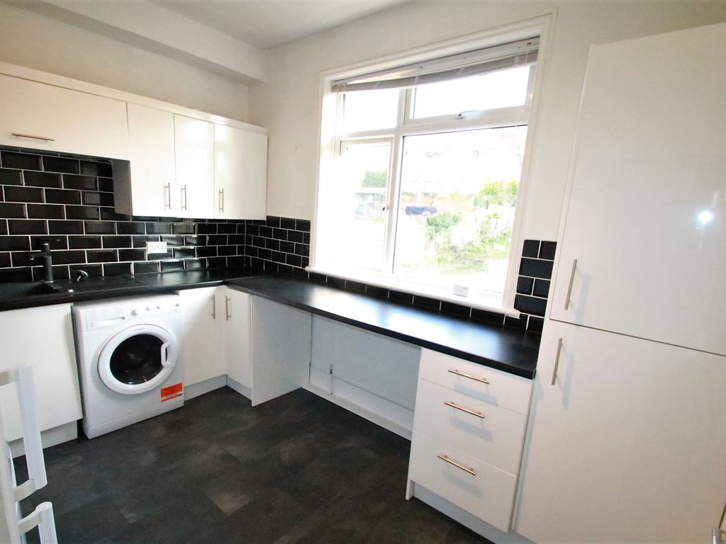 1 bed flat to rent in Heathhurst Road, Sanderstead, South Croydon CR2