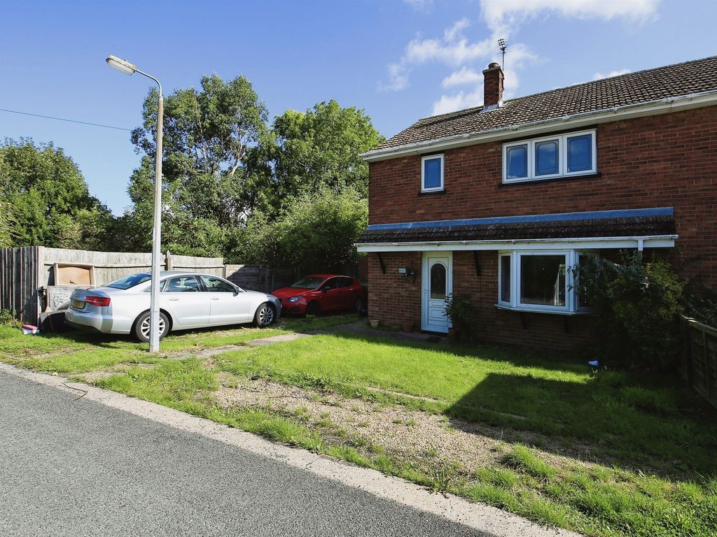 3 bed semidetached house for sale in Elizabeth Crescent, West