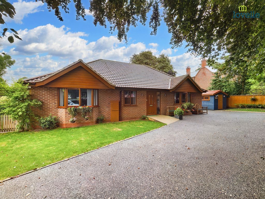 3 bed detached bungalow for sale in Linwood Road, Market Rasen LN8, £