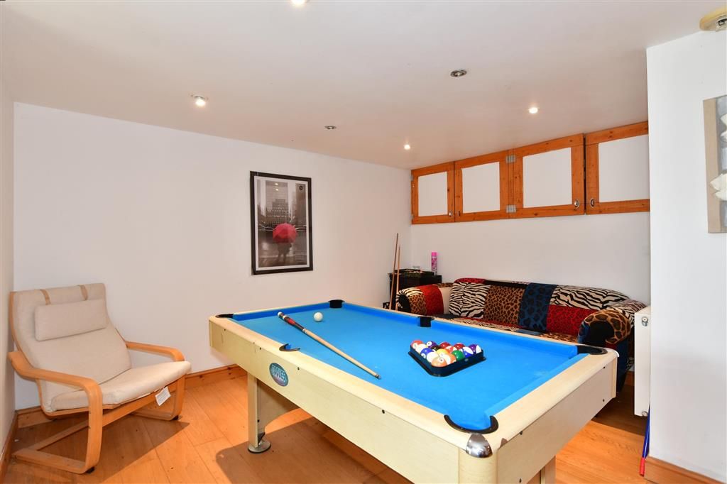 4 bed semidetached house for sale in Highland Close, Folkestone, Kent