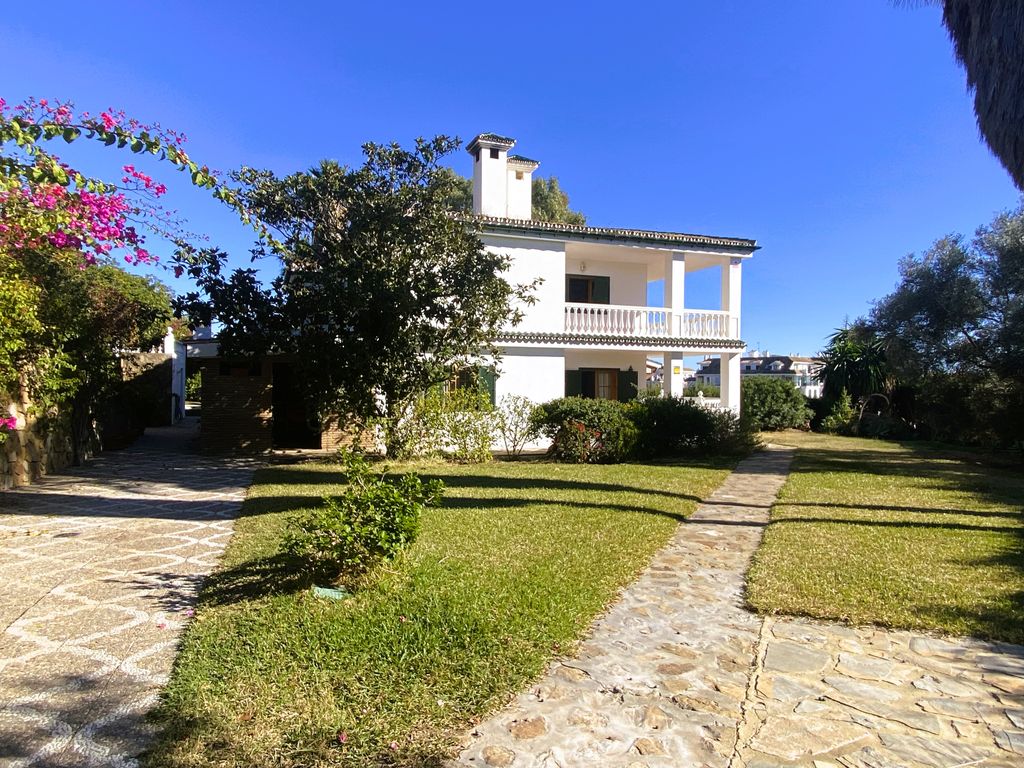 5 bed villa for sale in Marina De La Duquesa, Manilva, Málaga