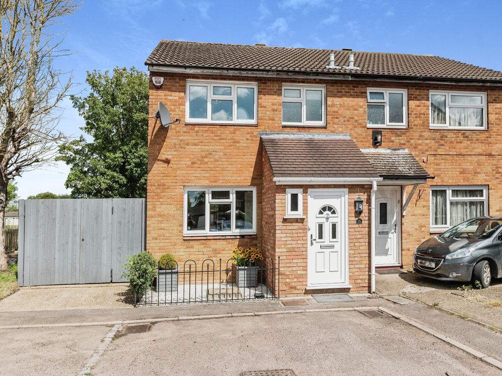 3 bed semidetached house for sale in Henley Close, Houghton Regis
