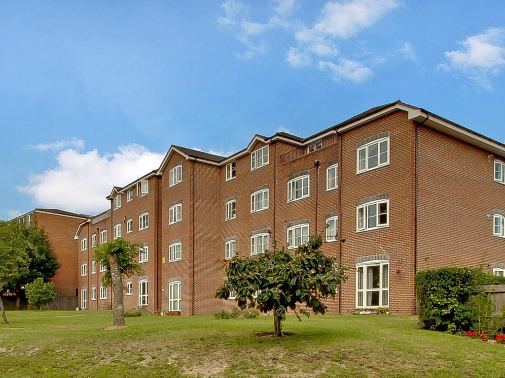 2 bed flat to rent in Knowles Court, Gayton Road, Harrow HA1, £1,750