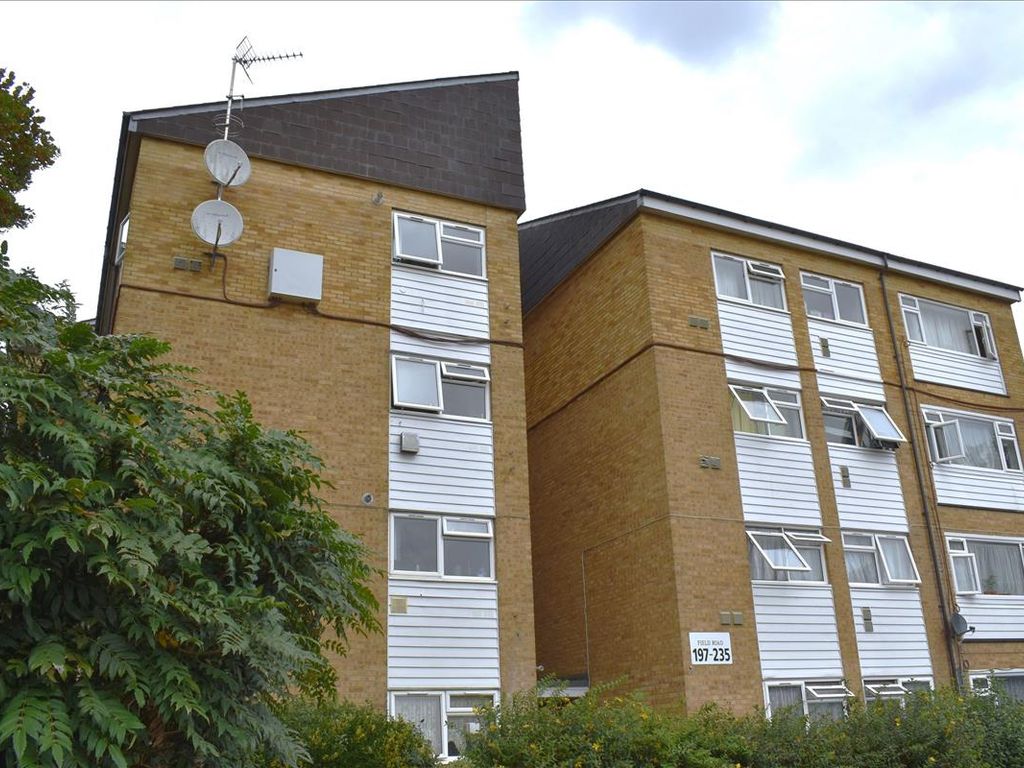 2 bed flat to rent in Field Road, Feltham TW14, £1,500 pcm Zoopla