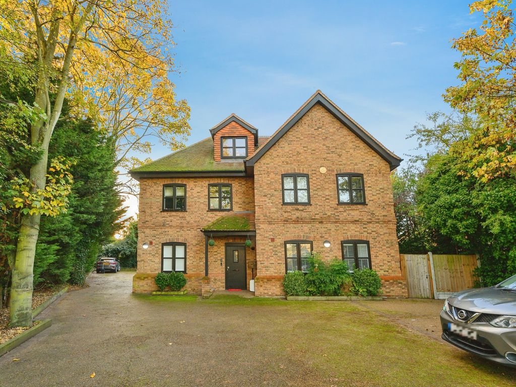 1 bed flat for sale in 487 Upper Brentwood Road, Romford RM2, £350,000