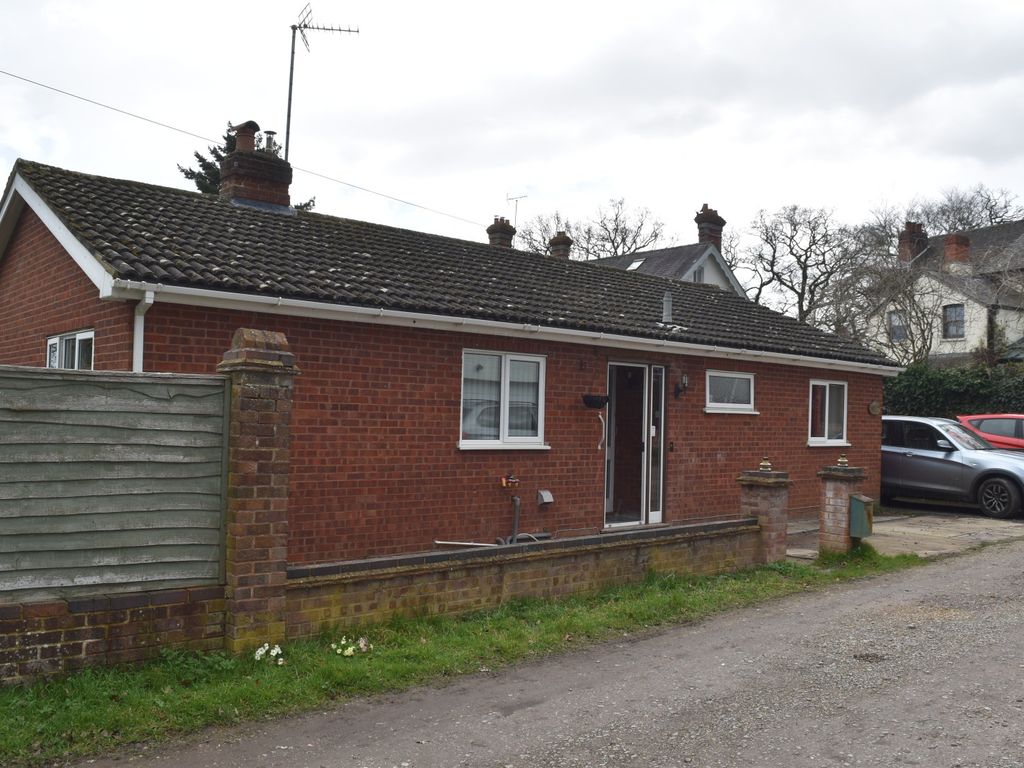 3 bed bungalow for sale in The Street, Mortimer, Reading, Berkshire RG7