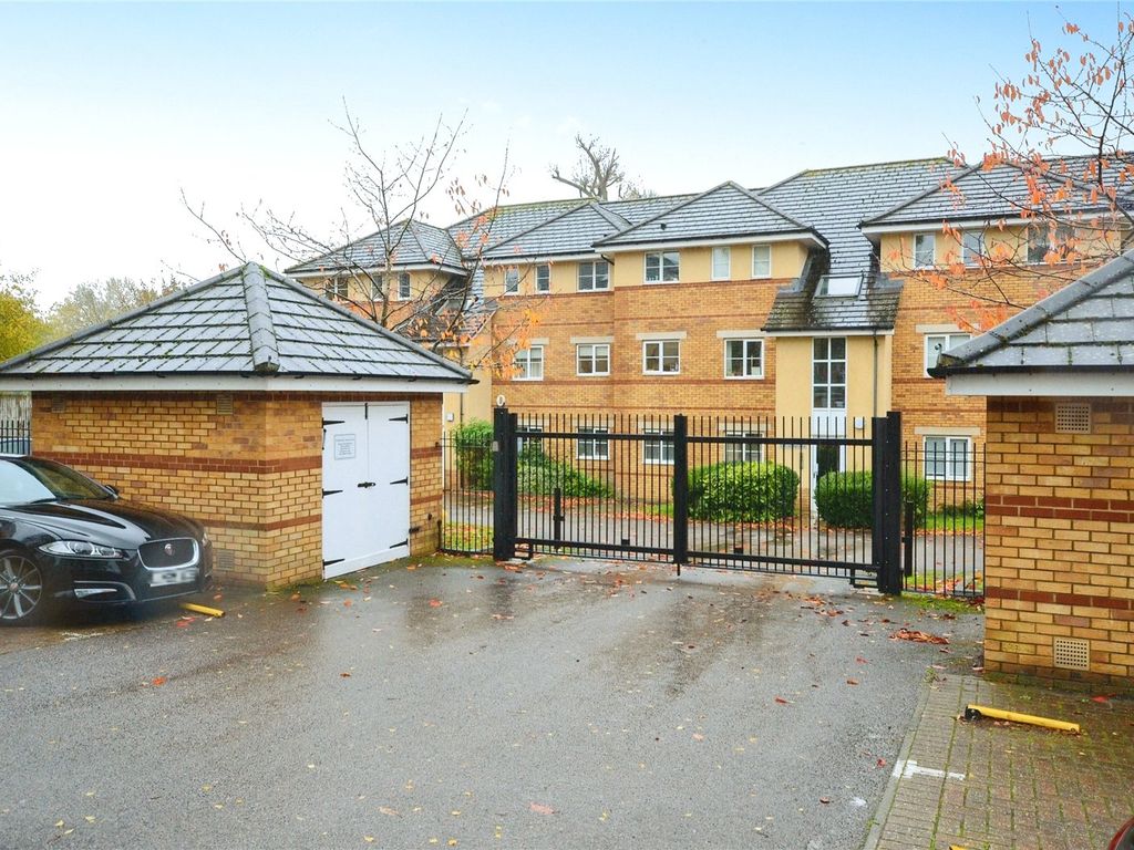 2 bed flat for sale in Rushmere Court, Ebberns Road, Hemel Hempstead
