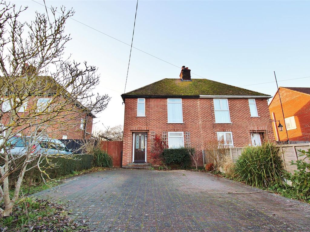 3 bed semidetached house to rent in Clacton Road, Wix, Manningtree
